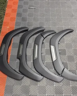 FENDER FLARE Toyota Hilux Revo 2015-2021 ( 6pcs LISOS c/ detalle fender gris )