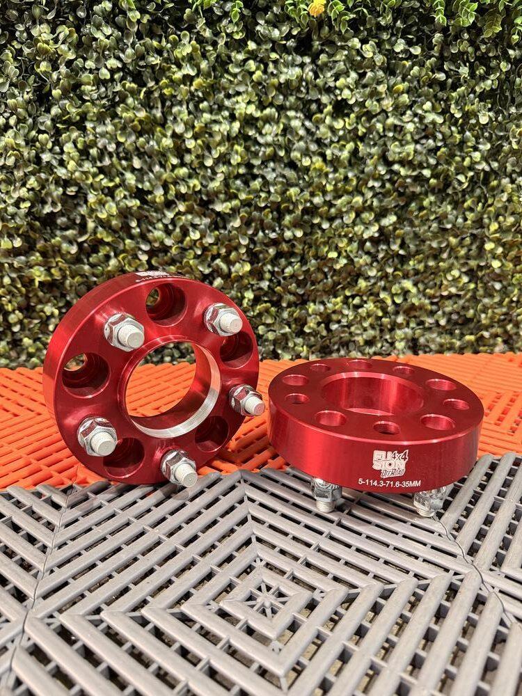 Separadores de ruedas Ford Ranger 1998-2011, JEEP Wrangler YJ y TJ 1987-2006; Cherokee XJ 1984 - 2001, Jeep Cherockee Sport 84 XJ 1984-2001; Grand Cherokee ZJ y ZG 1993-1998, Grand Cherokee WJ 1999-2004 , Jeep Liberty KJ y Cherokee KJ y KK 2002-2007; Jeep Wrangler Renegade 1991-1992 (Ed. especial), Jeep Commanche MJ 1986-1992. (Distribución: 5x114.3, Espesor: 35mm, Rosca: 1/2¨, Centro: 71.6mm)