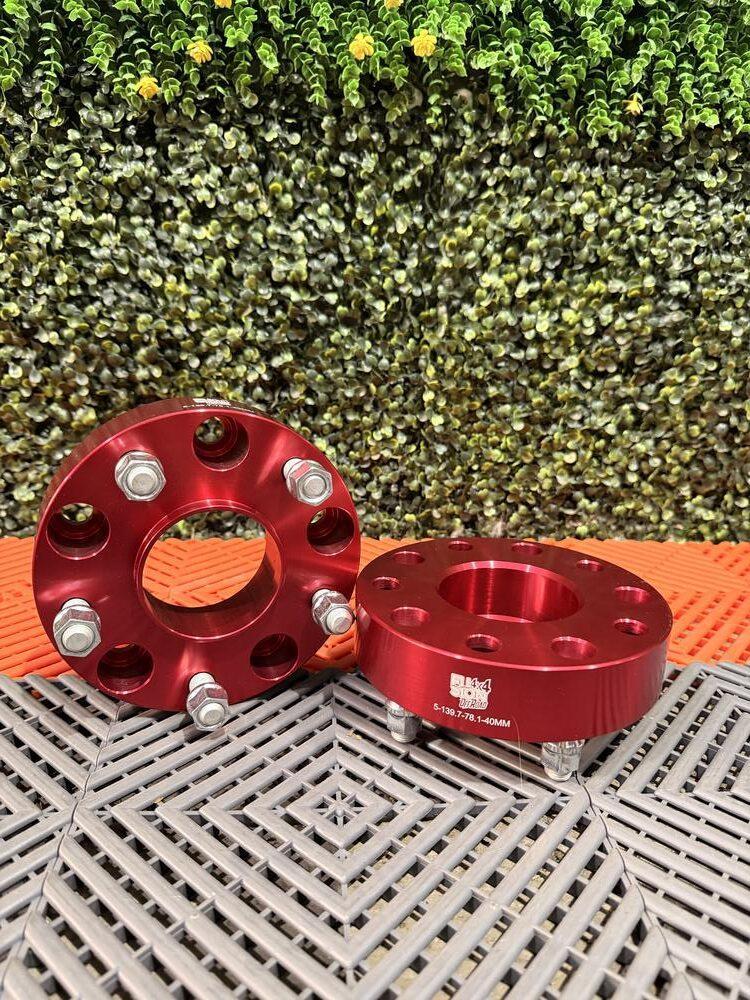 Separadores de ruedas SUZUKI Vitara ET/TA 1988-1998, SUZUKI Gran Vitara I FT/GT 1998-2005; SUZUKI JIMMY SJ30/SJ40/SJ410/SJ413 1981-1995, SUZUKI JIMMY JA11/JA12/JA22 1990-1998, SUZUKI JIMMY JB23/JB33/JB43 1998-2018, SUZUKI JIMMY JB64/JB74 2018+, SUZUKI Samurai 1986-1997; SUZUKI Sidekik 1989-1998; SUZUKI X-90 1996-1998; SUZUKI Gran Vitara XL7 1999-2006 (Disribución: 5x139.7, Centro: 108mm, Espesor: 35mm, Rosca: M12x1.25)
